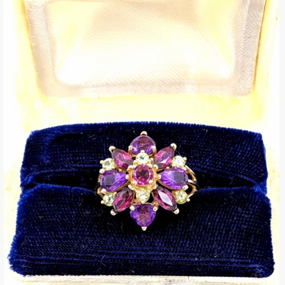 🍁 10KT YELLOW GOLD AMETHYST, PERIDOT & RHODOLITE GARNET FLOWER CLUSTER RING - Picture 11 of 12